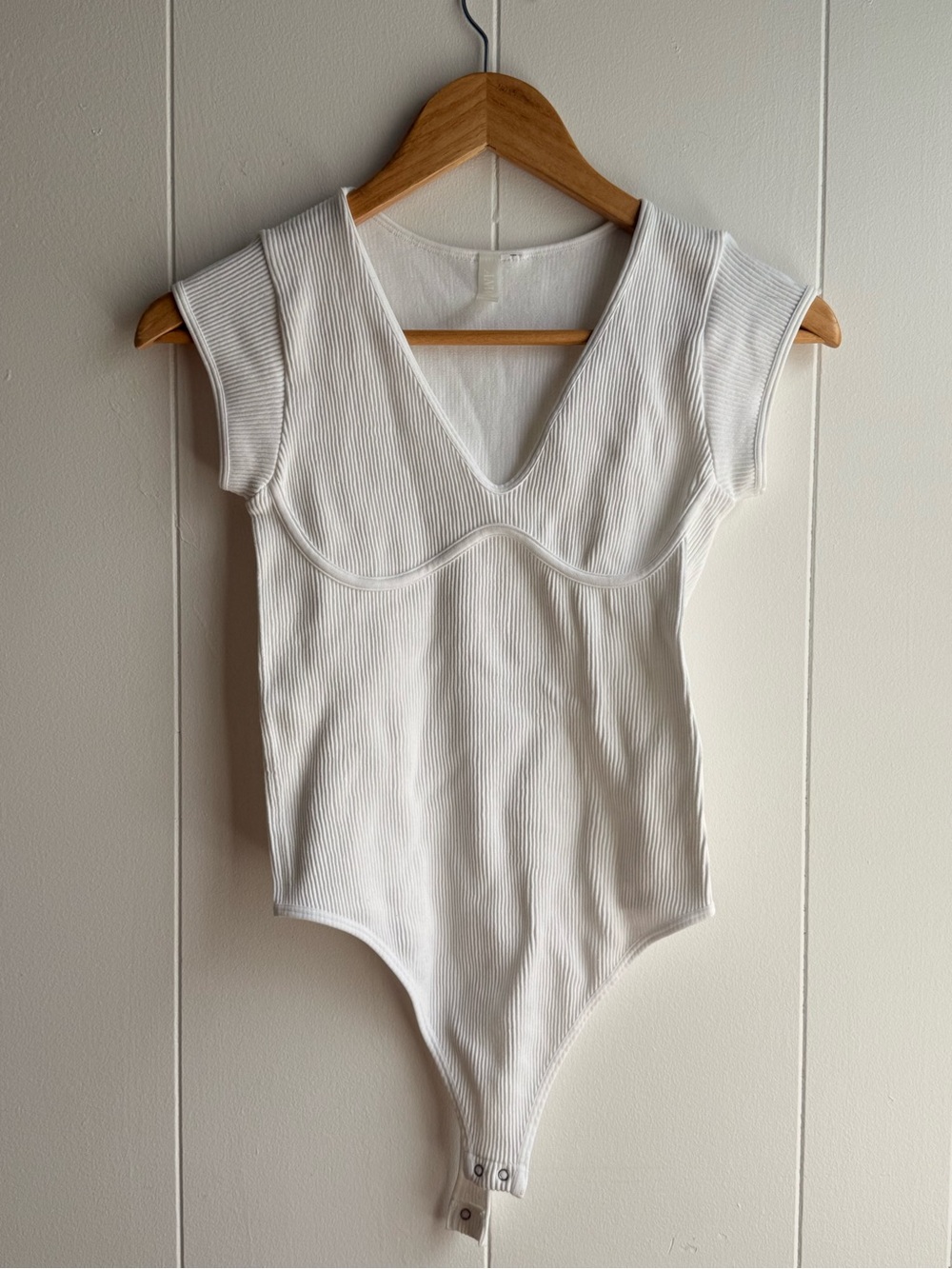 Simons White Ribbed V-Neck Short Sleeve Bodysuit